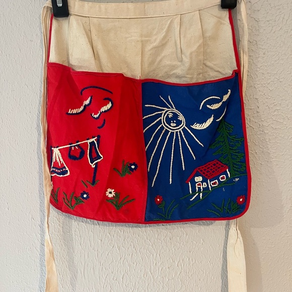 Vintage 80’s Handmade children’s apron. 2 front pockets, beautifully sown - Picture 2 of 7